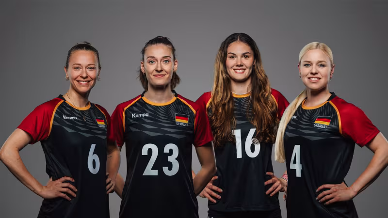 Vier handsignierte National-Trikots für den guten Zweck