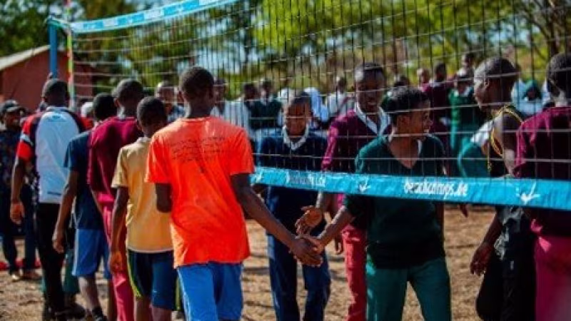 Es gilt wie immer: Fair Play während und nach dem Spiel! So wie hier an der Mashingia Secondary School (Moshi D.C.- Kiel)