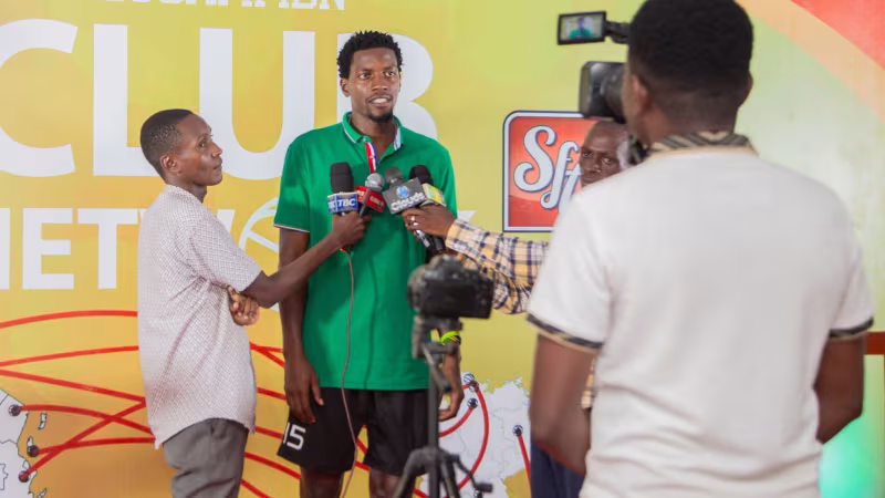 Großes Medieninteresse: David Neeke (Vorsitzender der Mwanza Regional Volleyball Association) ist bereit für eine Vereinspartnerschaft zwischen Würzburg und Mwanza