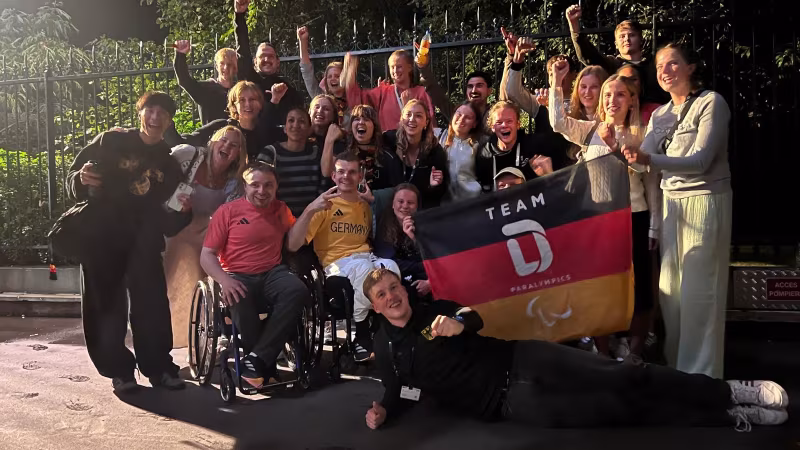 Gruppenfoto mit den Tischtennisspielern Thomas Schmidberger und Valentin Baus