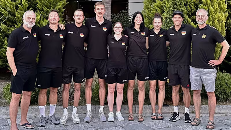 Paul Becker (2.v.r.) und Kersten Holthausen (2.v.l.)