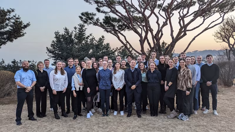 Das Team mit dem Deutschen Botschafter in der Residenz in Seoul. Foto: dsj