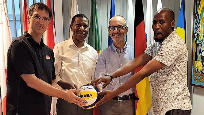 Zusammen geht es besser: Oliver Camp (DVJ), Magoti Mtani (TAVA-Präsident), Manfredo Fanti (Leiter der EU-Delegation in Tansania) und Shukuru Ally Said (TAVA-Geschäftsführer)