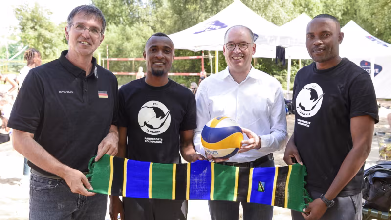 Die Bundesregierung unterstützt die Partnerschaft: Oliver Camp (DVJ), Robin Msigwa, Niels Annen (Parlamentarischer Staatssekretär des Ministeriums für wirtschaftliche Zusammenarbeit und Entwicklung) und Nasoro Sharifu