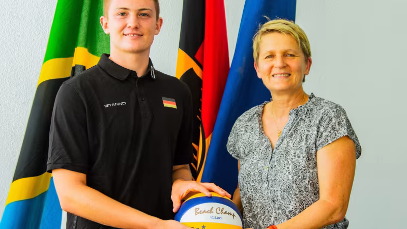 In Dar es salaam am Ball und als Multiplikatorin wertvoll: Botschafterin Regine Heß