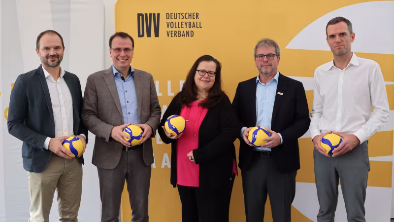 Bei der Mitgliederversammlung des DVV begrüßte Präsident Markus Dickmann (rechts) die Ehrengäste (v.l.) Andreas Krusenbaum (Abteilungsleiter Barock Volleys MTV Ludwigsburg), Volker Schebesta (Staatssekretär), Renate Schmetz (1. Bürgermeisterin Stadt Ludwigsburg) sowie Andreas Felchle (Präsident Württembergischer Landessportbund). (Foto: DVV)