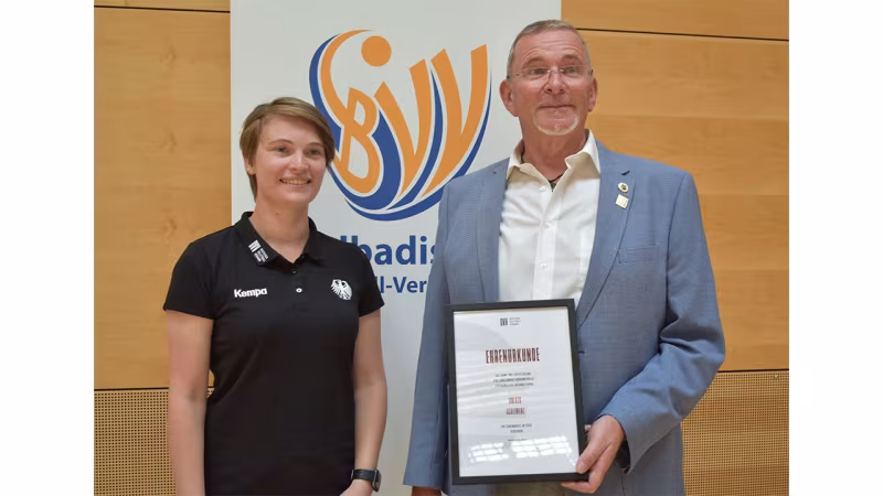 DVV-Vorstand Julia Frauendorf ehrt SBVV-Präsident Volker Schiemenz mit der DVV Ehrennadel in Gold.