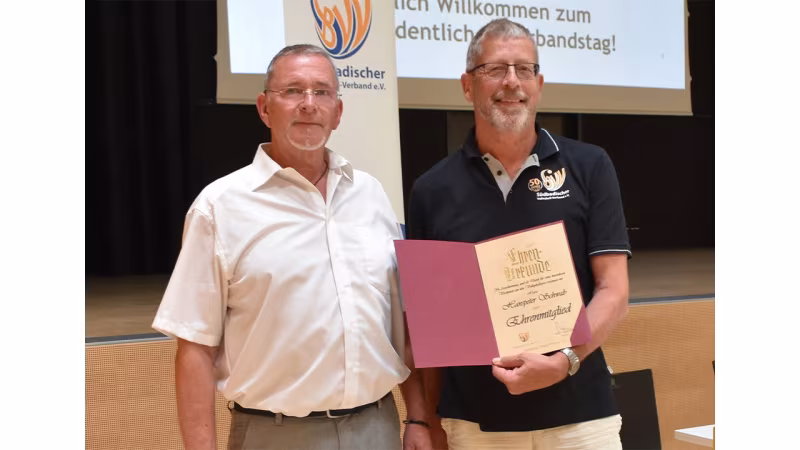 Präsident Volker Schiemenz ernennt Hanspeter Schwab zum Ehrenmitglied des SBVV.