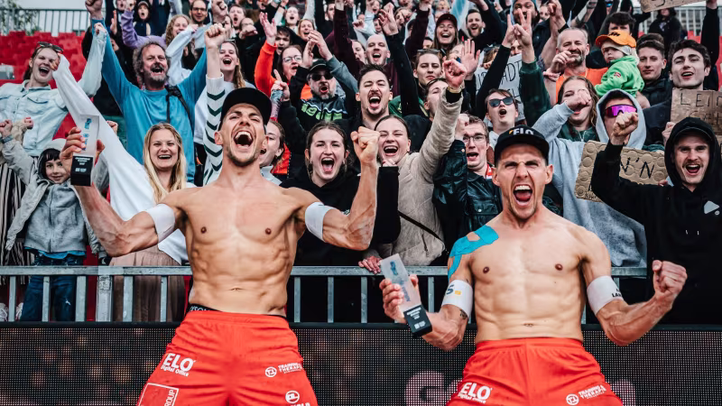 Grenzenloser Jubel: David und Bennet Poniewaz feiern in Bremen ihren ersten Turniersieg auf der GBT seit 2019. (Foto: Justus Stegemann)