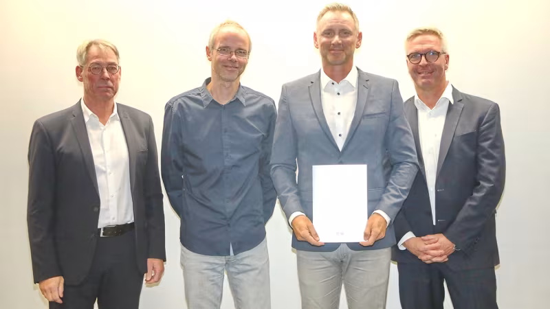 Trainerakademie-Absolvent Kay Matysik (2.v.r.) und sein Volleyball-Ausbilder Dr. Jimmy Czimek (2.v.l.) bei der Zeugnisübergabe. Foto: Trainerakademie Köln des DOSB