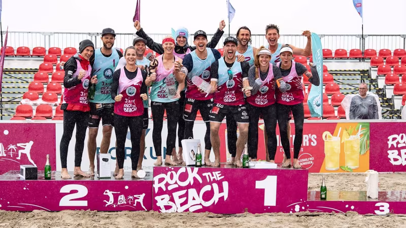 Teams trotzen am ROCK the BEACH Finaltag mit guter Laune dem Wetter