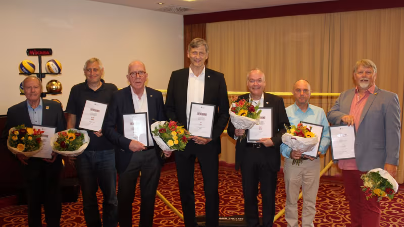 Die Geehrten: (v.l.) Stein, Kirchhoff, Söllner, Hecht, Martens, Schell, Neppeßen