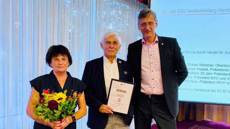 René Hecht gratuliert Harald Schoch und dessen Gattin (v.r.)