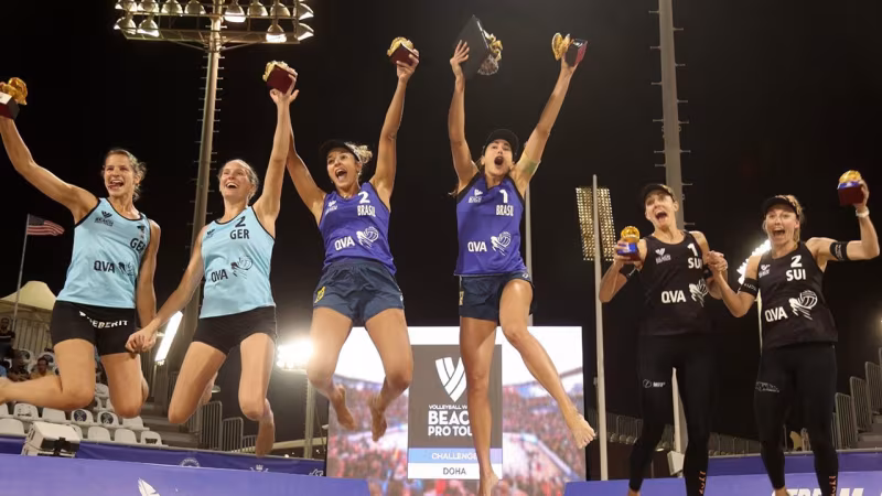 Foto: FIVB - Laboureur/Schulz (li.) bei ihrem Silber-Erfolg in Doha