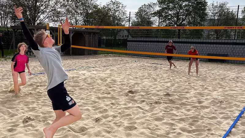 Juniorteam im Sand