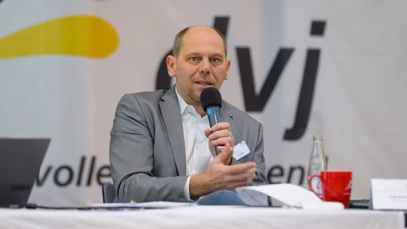 Thomas Kneifl in engagiertem Austausch. Foto: Detlef Gottwald