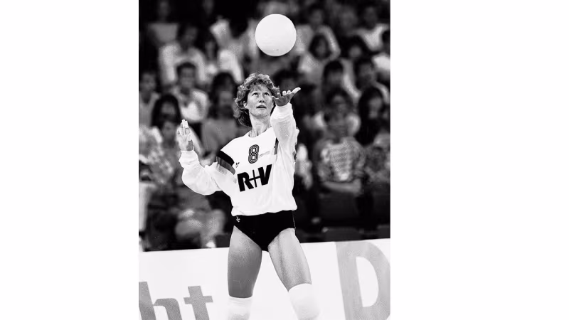 Fast 20 Jahre 1.Bundesliga, rund 15 Jahre Nationalmannschaft, sechs Meisterschaften, sieben Pokalsiege, eine Olympia-, drei WM- und sechs EM-Teilnahmen – als Spielerin hat Renate Riek-Bauer (TuS Stuttgart, SV Lohhof, CJD Feuerbach, TSG Tübingen, MTV Stuttgart, Allianz Volley Stuttgart) ungemein viel erreicht. Foto: Imago / privat