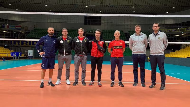 Nach dem Austausch in Modena im Tempel des Volleyballs – das PalaPanini (v.l. Roberto Ciamarra, Sebastian Reinhardt, Sven Lehmann, Victor Petrov, Andrea Tomasini, Philipp Sigmund, Dominic von Känel)
