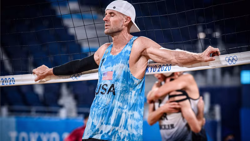 Foto FIVB: Auch eine Geschichte des Spiels: Jake Gibb geht nach dem Matchball in sich. Es war sein letzter Auftritt bei Olympischen Spielen. Ein Medaillengewinn blieb ihm verwehrt.