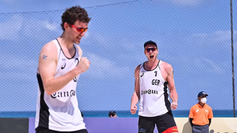 Foto FIVB: Lars Flüggen (li.) und Nils Ehlers