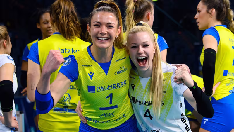 Foto Conny Kurth: Anna Pogany (links) jubelt über ihren dritten DVV-Pokal.