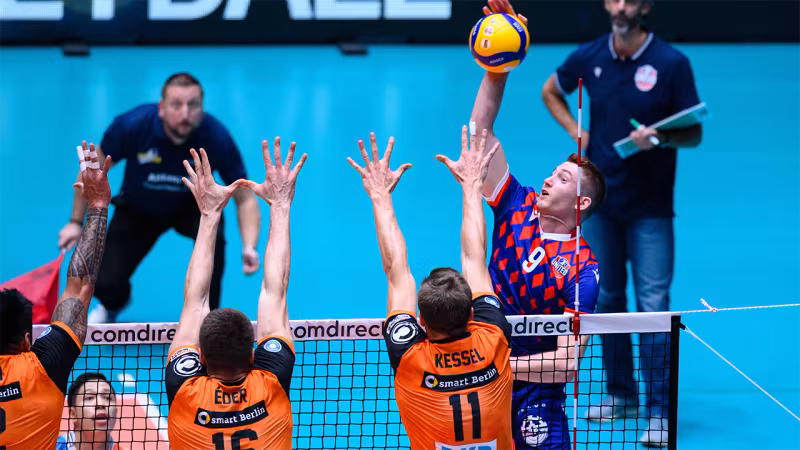 Foto Conny Kurth: Tim Grozer von den United Volleys Frankfurt greift beim comdirect Supercup an.
