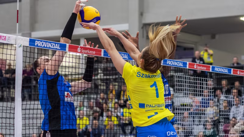 Foto Eckhard Mai: Gréta Szakmáry vom SSC Palmberg Schwerin blockt gegen eine Spielerin des VfB Suhl LOTTO Thüringen.