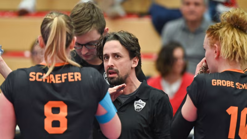 Foto Andreas Geißer: NawaRo-Trainer Benedikt Frank gibt taktische Vorgaben.