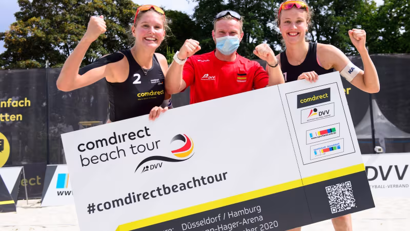 Foto Conny Kurth: v.l.n.r. Sarah Schulz, Trainer Alexander Prietzel und Svenja Müller freuen sich über das DM-Ticket.