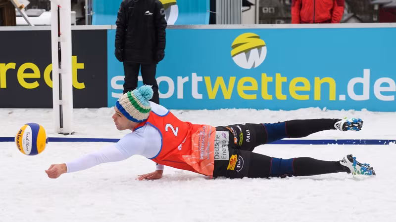 Foto Conny Kurth: Thermobekleidung, Fußballschuhe und Mützen werden beim Snow-Volleyball genutzt.