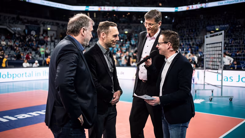 Foto Sebastian Wells: v.l.n.r.: VBL-Präsident Michael Evers, Jens Reithmann, operativer Geschäftsführer der SAP Arena und DVV-Präsident René Hecht gaben die Vertragsverlängerung nach dem Männer-Finale auf dem Spielfeld bekannt.  