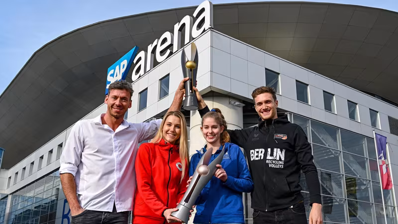 Foto Sörli Binder: Den Pokal fest in der Hand.