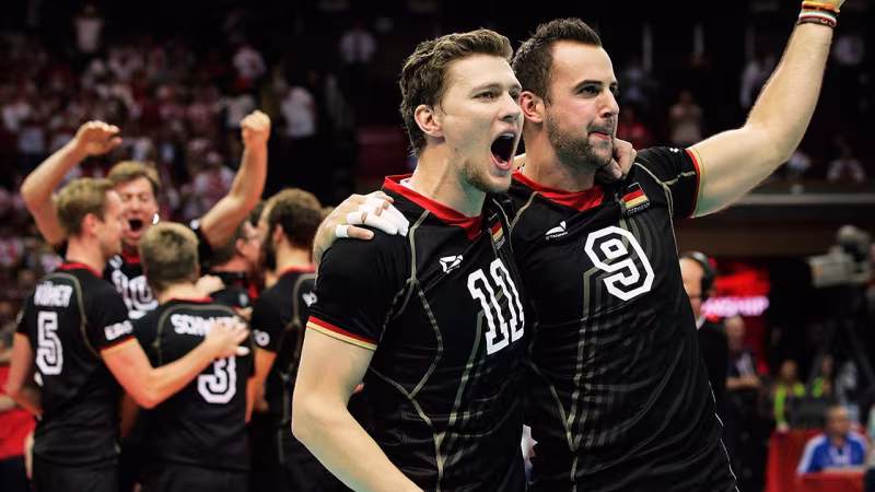 Foto FIVB: Lukas Kampa und Georg Grozer gehen voran.
