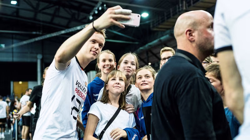 Foto Sebastian Wells: Beim Spiel in seiner Heimat Leipzig war Brehme ein beliebtes Selfie-Motiv.