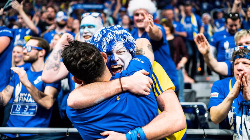 Foto Sebastian Wells: Nach dem Sieg lagen sich Spieler und Mannschaft jubeln in den Armen.