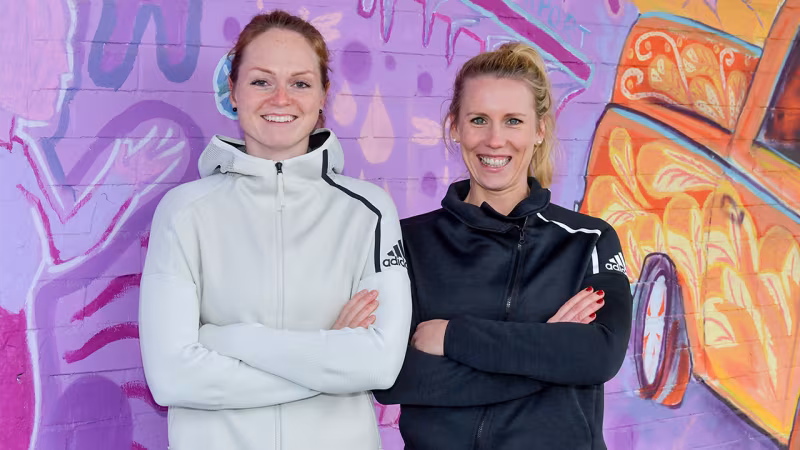 Foto Tom Bloch: Julia Sude und Karla Borger freuen sich auf die gemeinsame Zukunft.