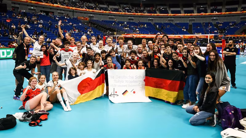 Foto FIVB: Unterstützung erhielt das deutsche Team von Schülern der  "Deutschen Schule Tokyo Yokohama"  