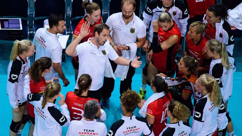 Foto Conny Kurth: Bundestrainer Felix Koslowski hatte in Bremen in den Auszeiten viel Redebedarf.