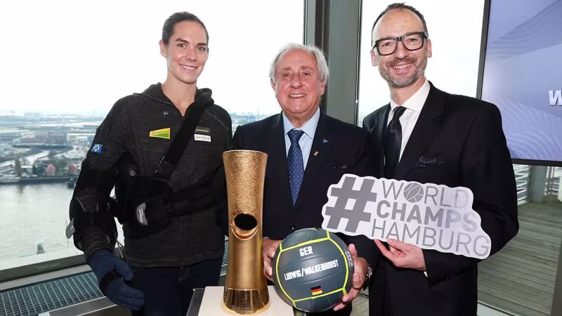 Foto Hoch-Zwei: DVV-Präsident Thomas Krohne überreichte zusammen mit Kira Walkenhorst im Anschluss an die PK FIVB-Präsident Ary S. Graça F° einen speziellen Ball der Weltmeisterinnen