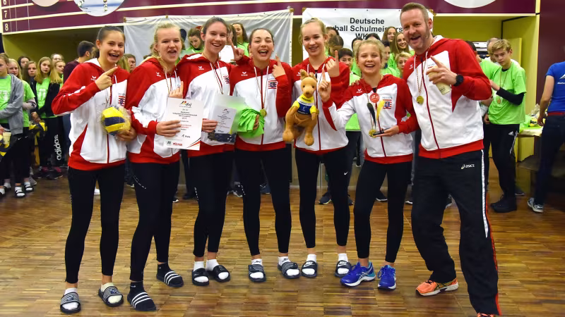 Die Ely-Heuss-Schule aus Wiesbaden in Hessen gewinnt das Turniern der Mädchen - Foto:dvj