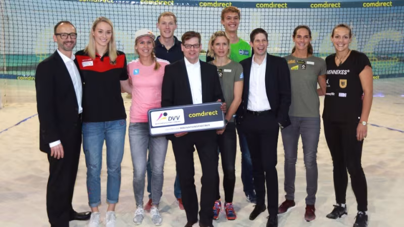 Foto Hoch Zwei: DVV-Präsident Thomas Krohne, CEO comdirect Arno Walter und DVS-Geschäftsführer Arne Dirks mit den NationalspielerInnen aus Halle und Beach.