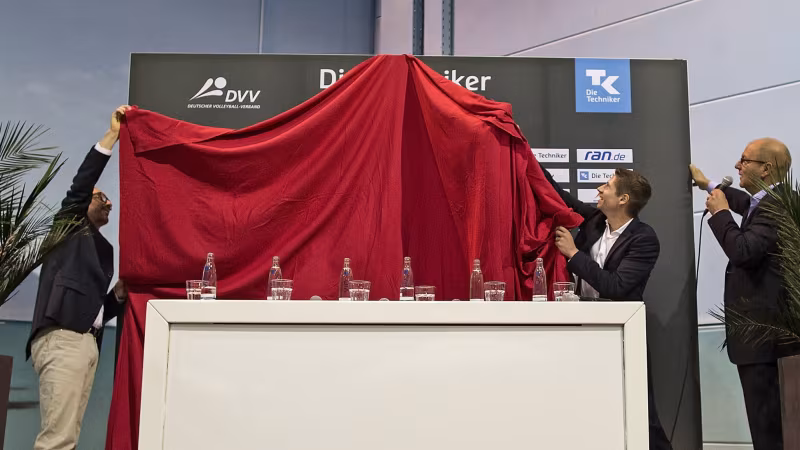 Foto Hoch Zwei: DVV-Präsident Thomas Krohne und DVS-Geschäftsführer Arne Dirks enthüllten die neue Presserückwand.
