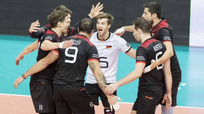 Foto CEV: Julian Zenger mittendrin im Jubelkreis der DVV-Männer.