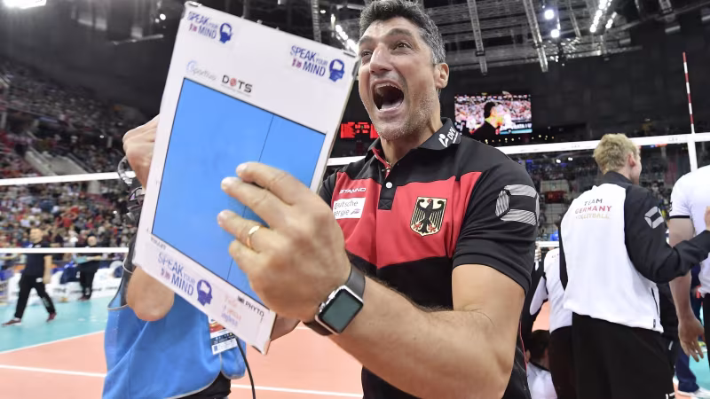 Foto CEV: Andrea Giani jubelt über seine insgesamt achte EM-Medaille.