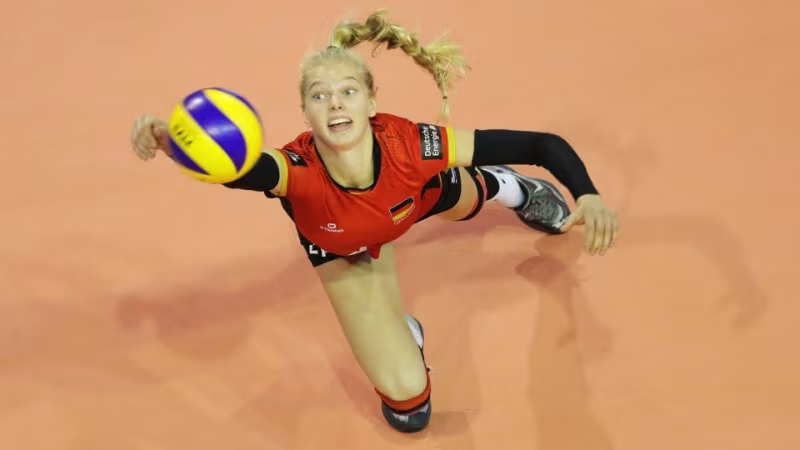 Foto FIVB: Linda Bock in der Abwehr.