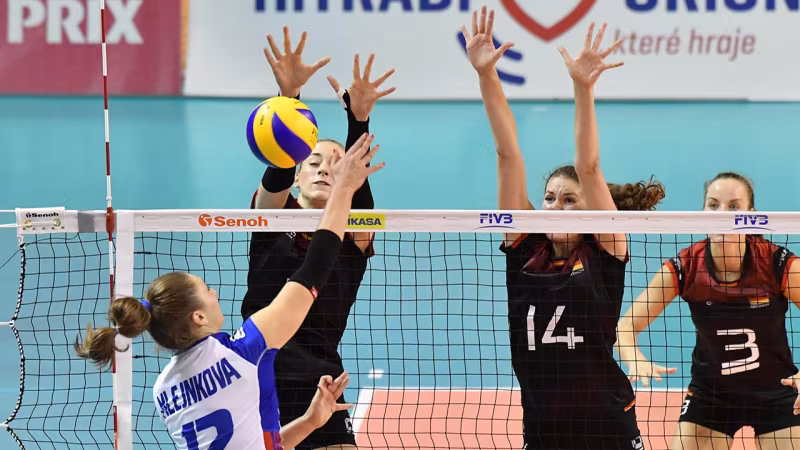 Foto FIVB: Am Ende der Sätze machten Louisa Lippmann, Marie Schölzel und die DVV-Frauen die entscheidenden Punkte.