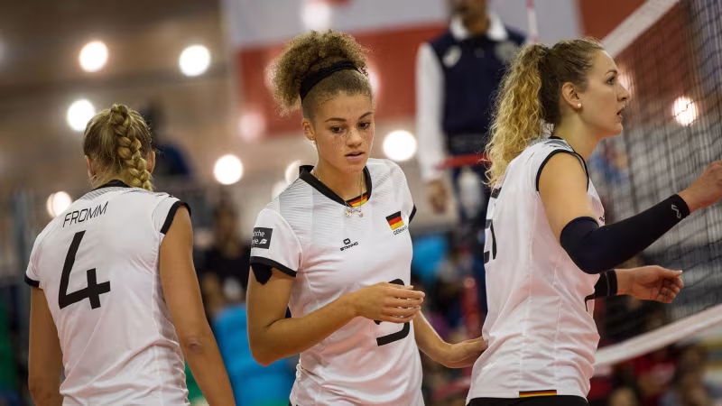 Foto FIVB: Kimberly Drewniok (Mitte) und Barbara Wezorke (rechts) bekamen wichtige Einsatzzeiten 