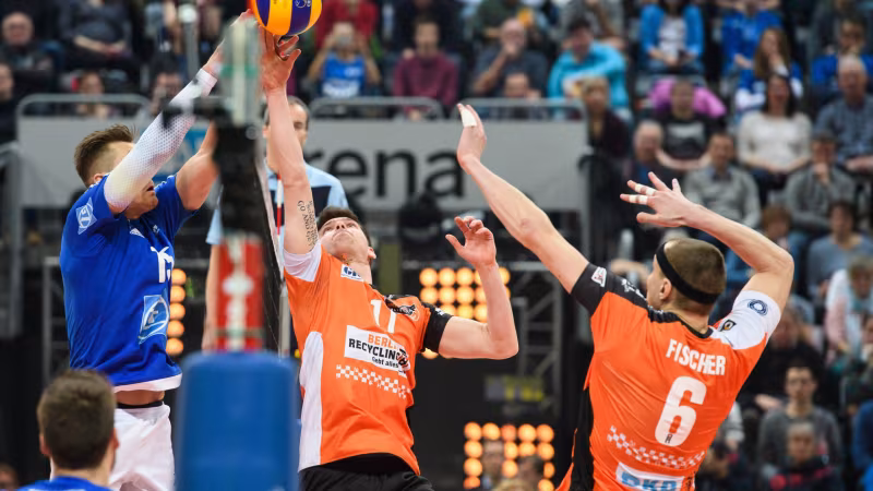 Foto Conny Kurth: Der VfB Friedrichshafen (links) und die BR Volleys lieferten sich einen Kampf auf Augenhöhe und weit über der Netzkante.