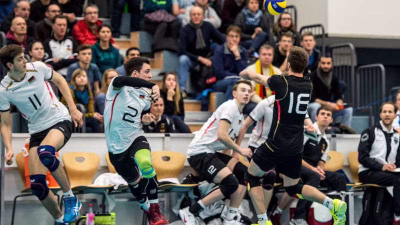 Foto Corinna Seibert: Voller Einsatz bei Libero Julian Zenger.