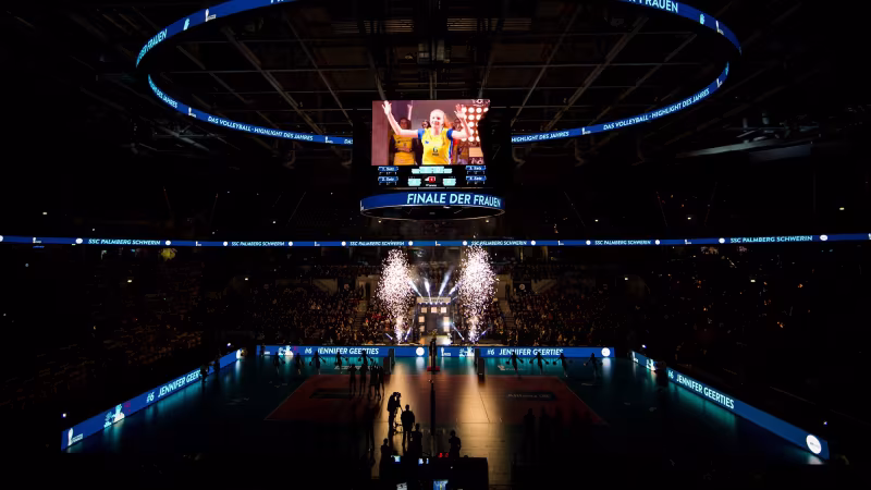 Foto Conny Kurth: Ein Spektakel: Der Einlauf der Teams in die SAP Arena.